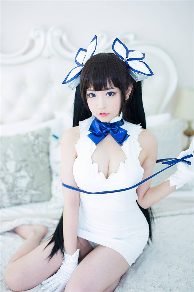 清纯女孩性感cosplay露酥胸