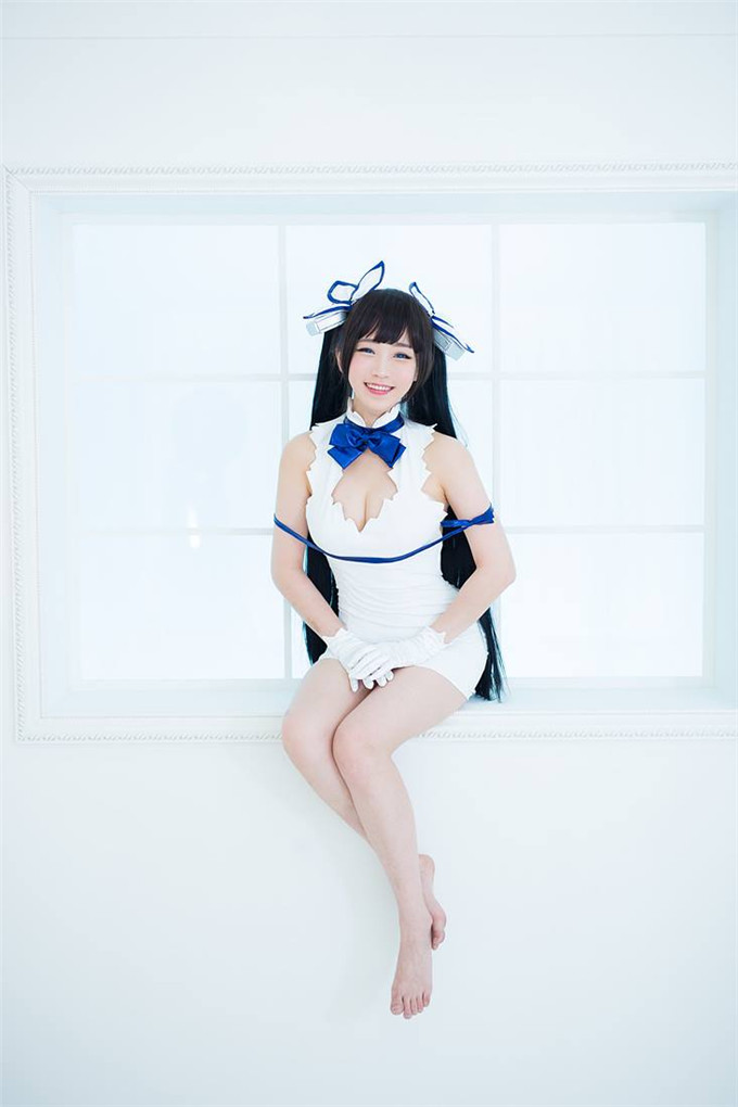 清纯女孩性感cosplay露酥胸