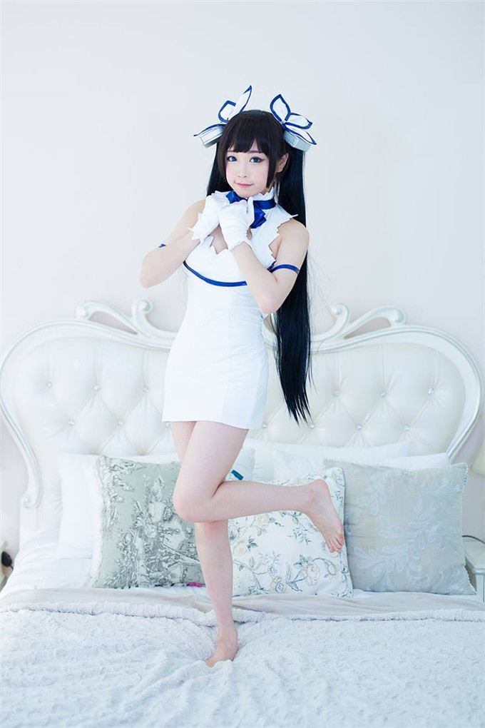 清纯女孩性感cosplay露酥胸
