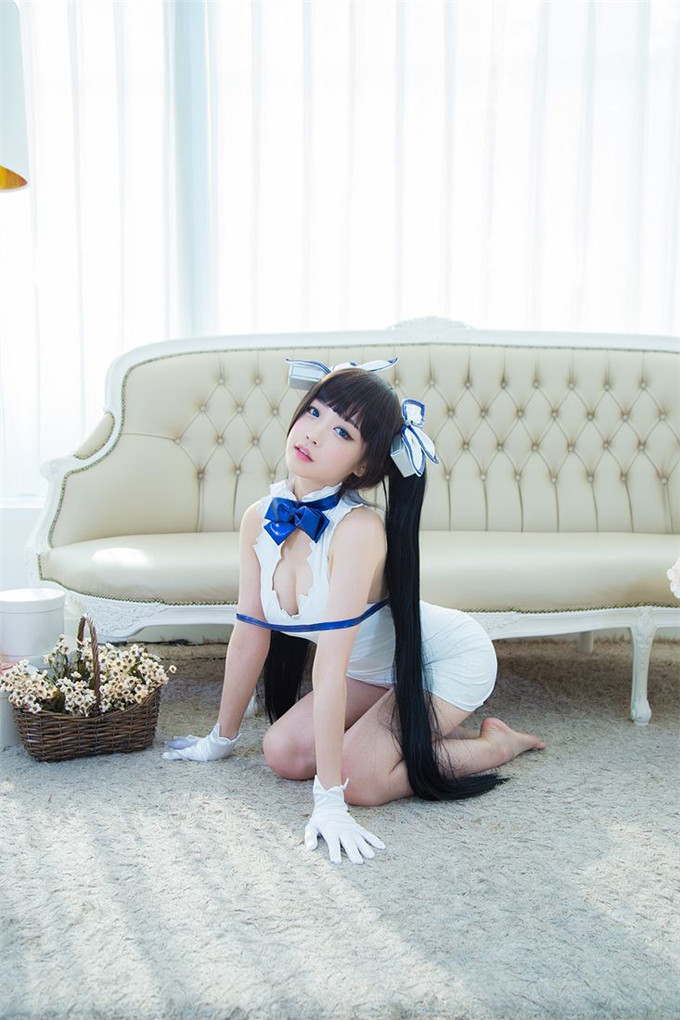 清纯女孩性感cosplay露酥胸