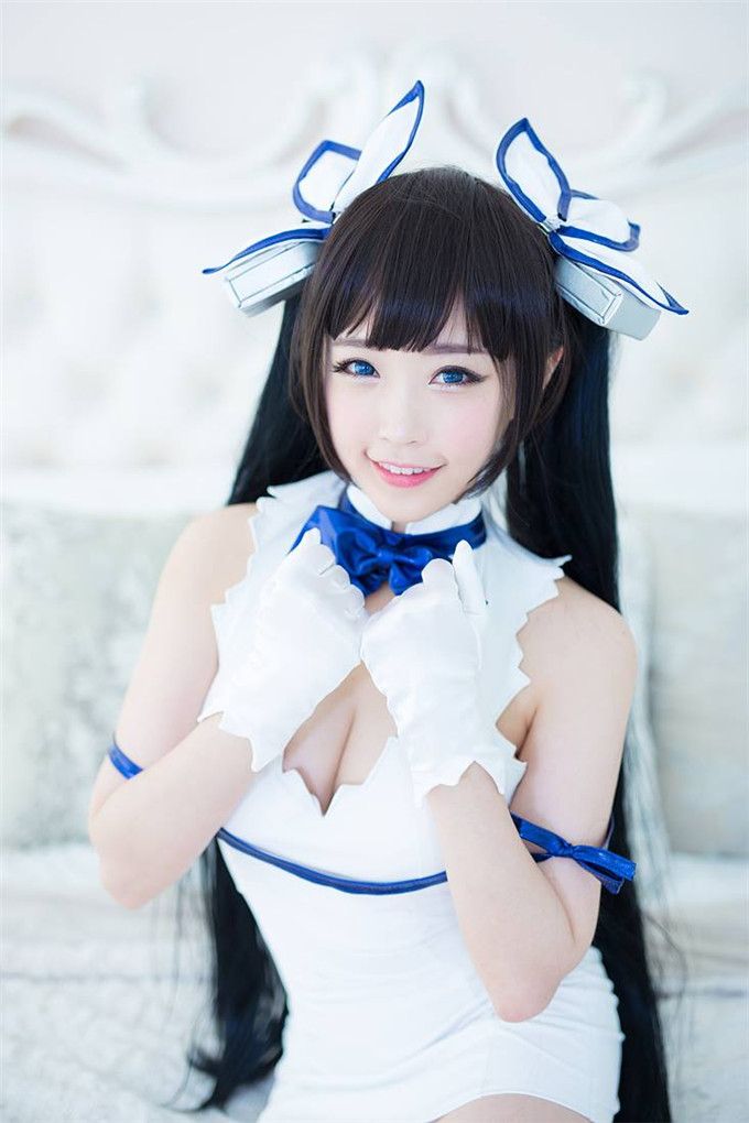 清纯女孩性感cosplay露酥胸